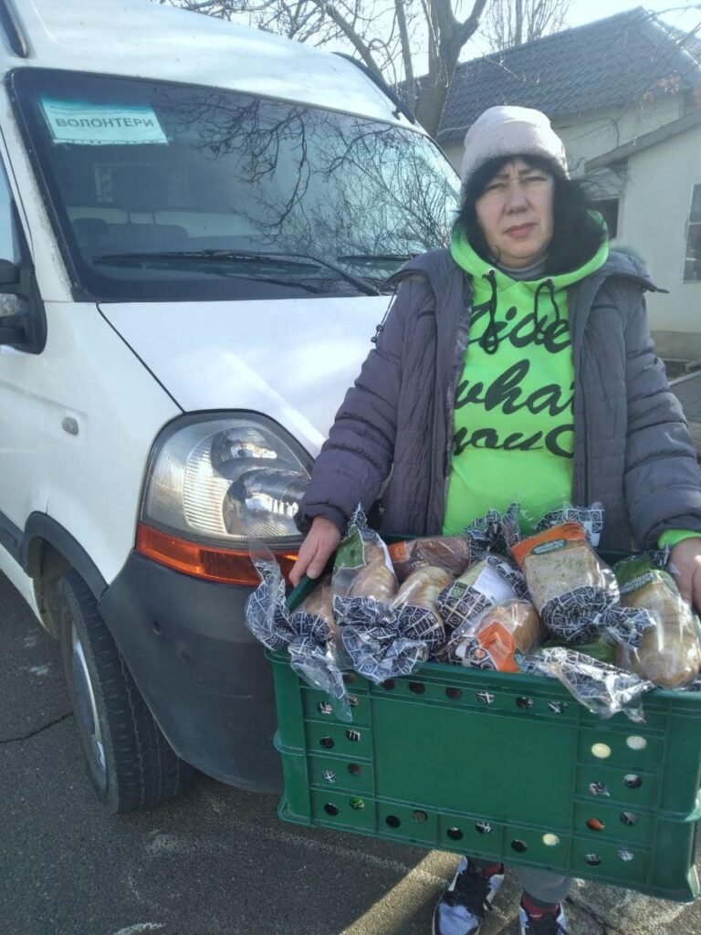 Возможно, это изображение 1 человек, автомобиль и текст